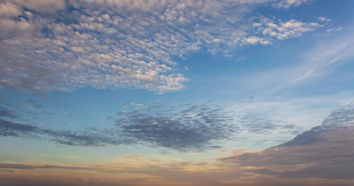 秋の立秋の広島県の瀬戸内海の鱗雲