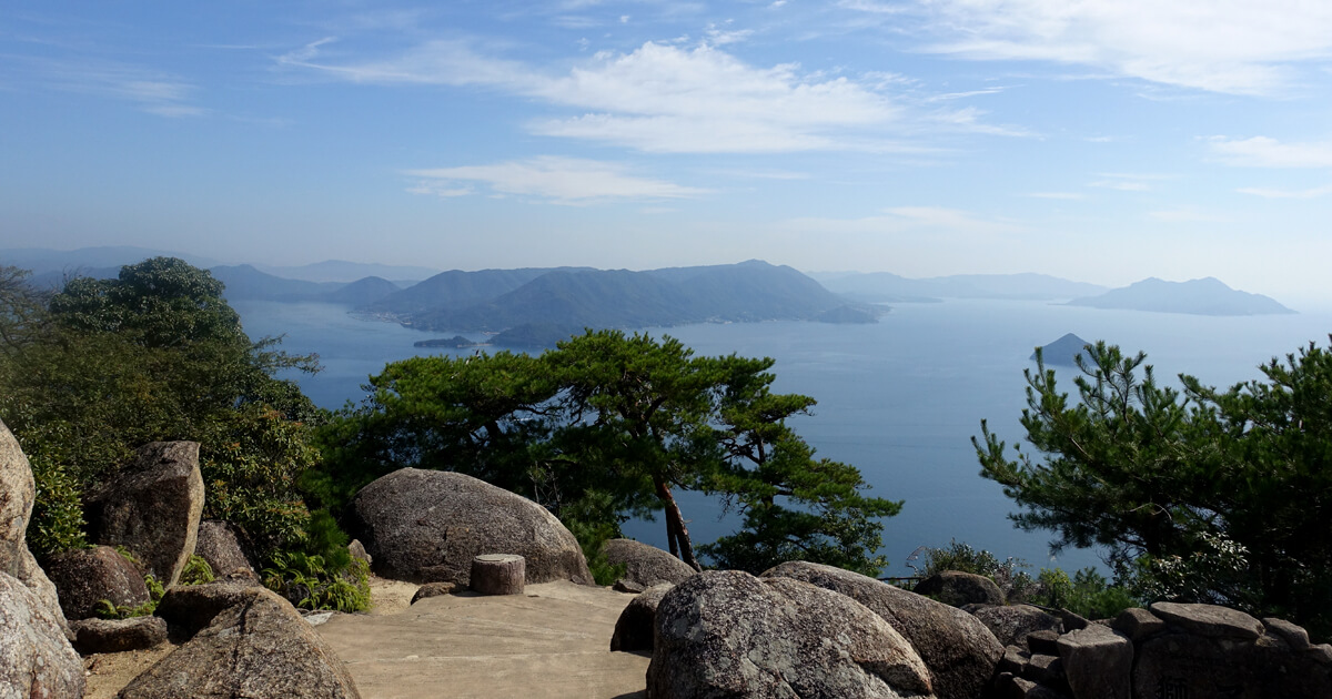 AMATSUアマツの婚約指輪と結婚指輪のコンセプトである広島県の宮島の厳島神社の弥山から見た瀬戸内の島々