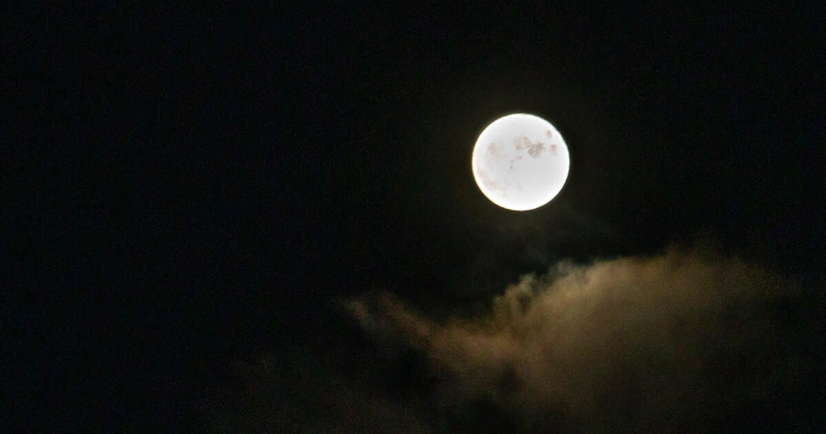 薄い雲に覆われた満月とお月見と中秋の名月と十五夜と十三夜