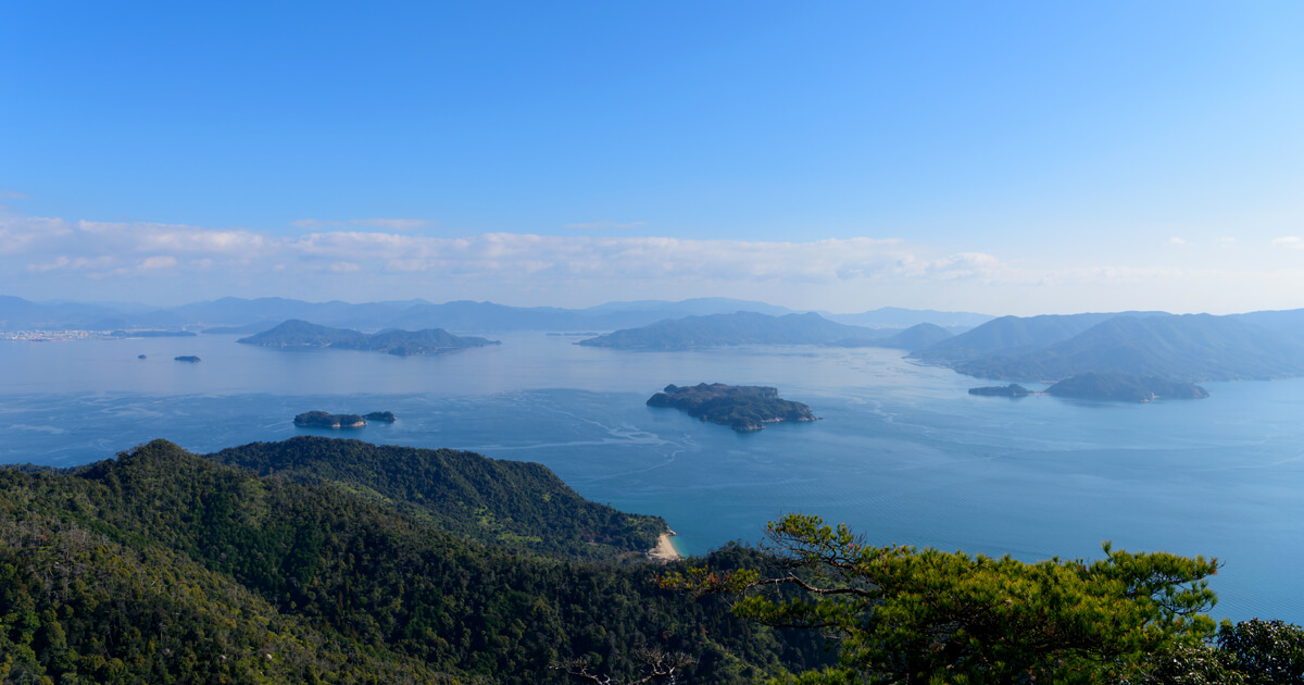 AMATSUアマツの婚約指輪と結婚指輪のコンセプトである広島県の瀬戸内海と瀬戸内海に浮かぶ島々の風景