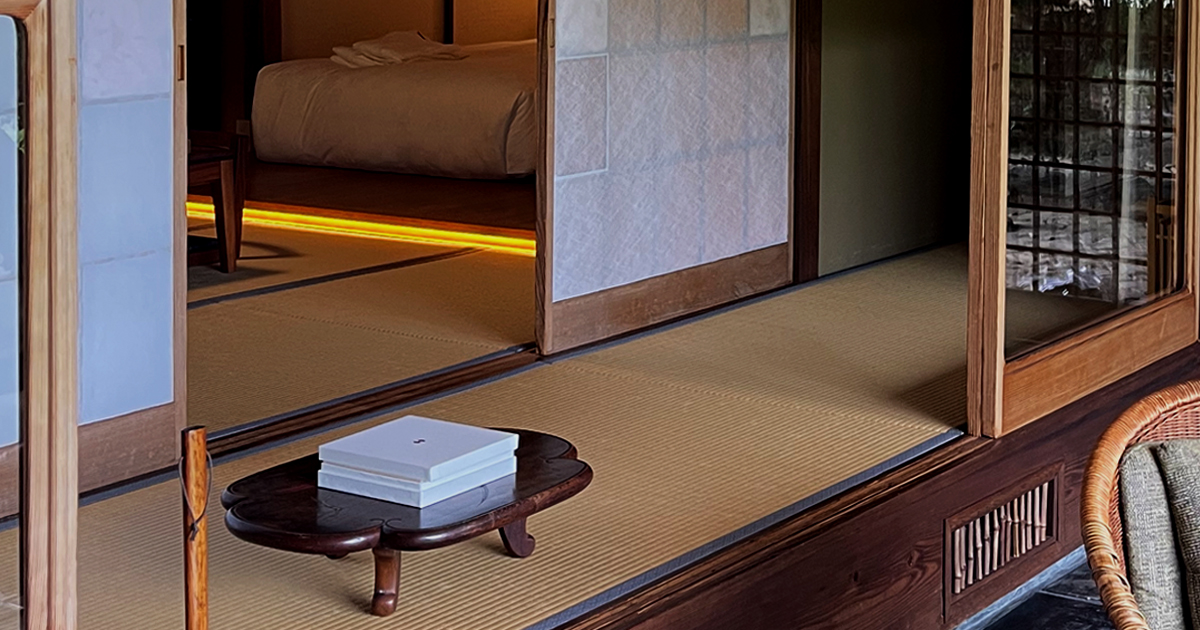 広島県尾道市に佇む Ryokan 尾道西山 の和室客室。畳敷きの空間に障子と木の設えが調和し、奥には落ち着いた寝室が続く静かな佇まい