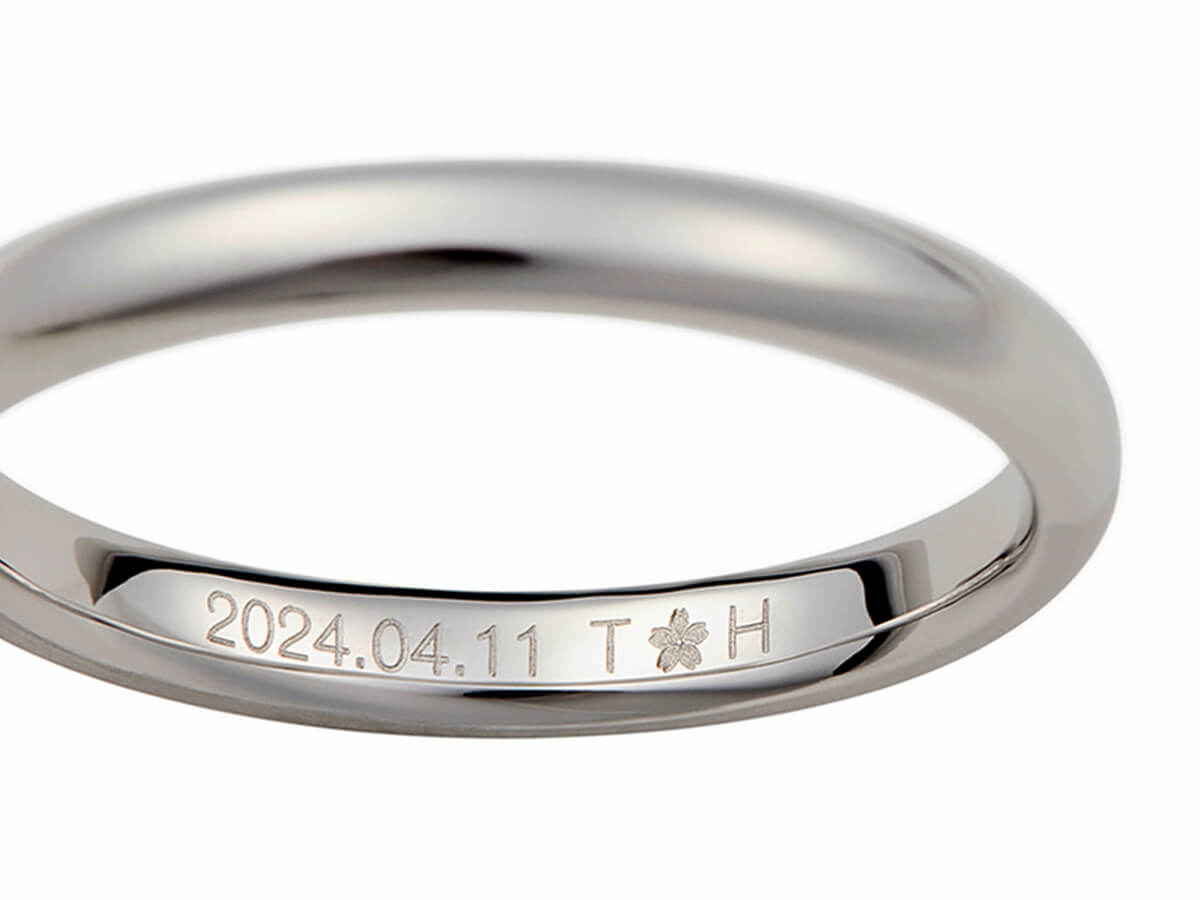 日付とイニシャル、桜モチーフの刻印が施されたAMATSUの結婚指輪。内側に想いを刻む和風ブライダルリングのディテール