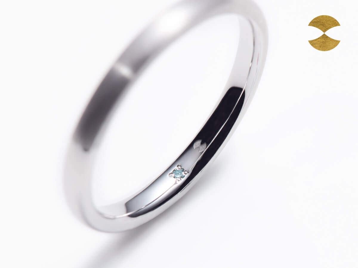 リング内側にアクアマリンをセッティングしたAMATSUの結婚指輪。瀬戸内の夏の海をイメージした期間限定「十七夜フェア」のアクアマリンの特典イメージ。